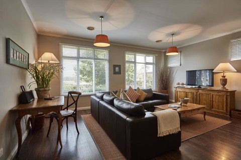 Mews Cottages - Hotel NSW 2