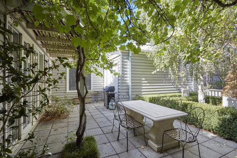 Mews Cottages - Hotel NSW 1