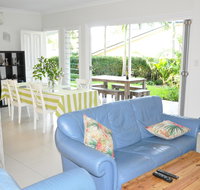 MODERN 3 BEDROOM APARTMENT IN TRADITIONAL QUEENSLANDER  PATIO LEAFY YARD POOL - Hotel NSW