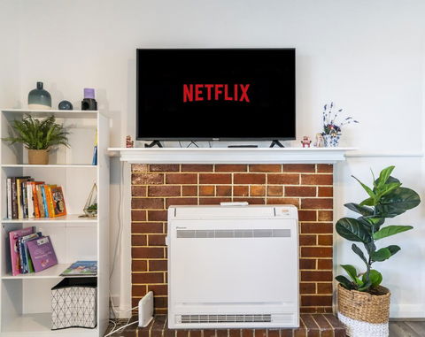 Moonah House-10 Mins To CBD & MONA, 4BR, 2 BATH, Great View, Park 3 Cars, Sleep 11, King Bed, En-suite - Hotel NSW 3