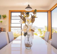 Moonah House-10 mins to CBD  MONA 4BR 2 BATH great view park 3 cars sleep 11 king bed en-suite - Hotel NSW