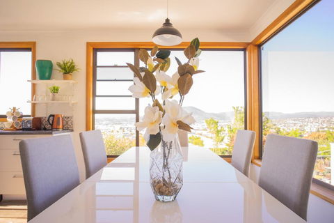 Moonah House-10 Mins To CBD & MONA, 4BR, 2 BATH, Great View, Park 3 Cars, Sleep 11, King Bed, En-suite - Hotel NSW 0