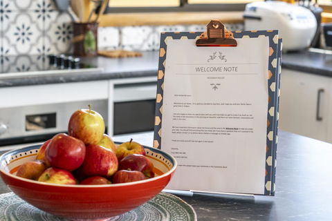 Moonah House-10 Mins To CBD & MONA, 4BR, 2 BATH, Great View, Park 3 Cars, Sleep 11, King Bed, En-suite - Hotel NSW 2