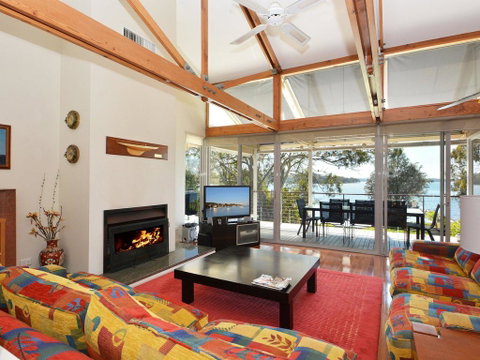 Morisset Bay Waterfront Views Lake House Looking Over Trinity Marina - Hotel NSW 1
