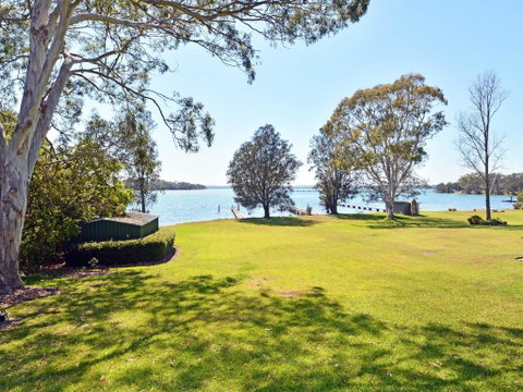 Morisset Bay Waterfront Views Lake House Looking Over Trinity Marina - Hotel NSW 3