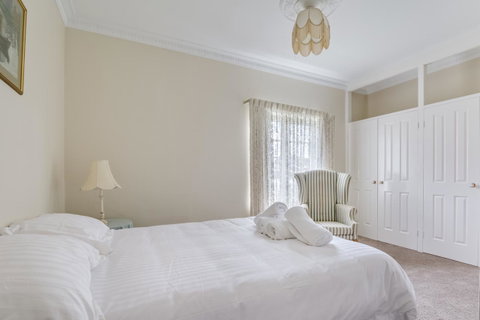 Serpentine Rose - Hotel NSW 7