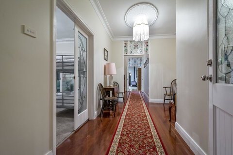 Serpentine Rose - Hotel NSW 2