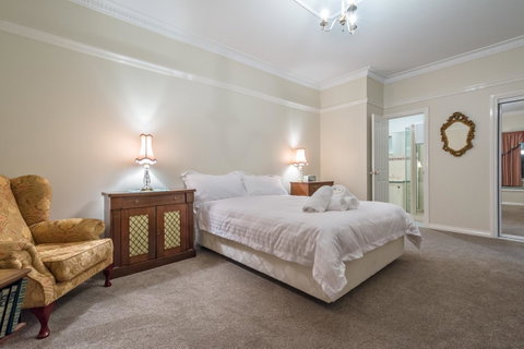 Serpentine Rose - Hotel NSW 3