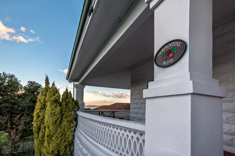 Serpentine Rose - Hotel NSW 0