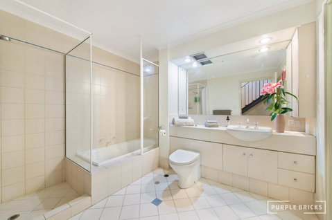 Spacious Central Townhouse - Hotel NSW 6