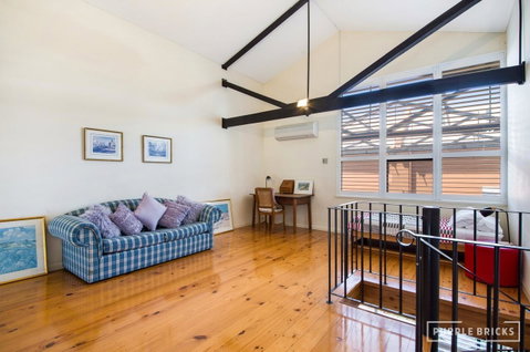 Spacious Central Townhouse - Hotel NSW 5