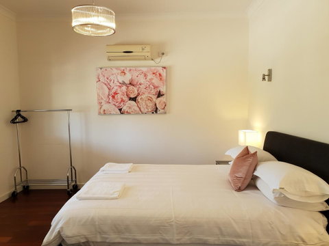 Leisurely Manor - Spacious Three Bedroom Home In Fremantle - Hotel NSW 1