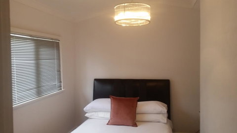 Leisurely Manor - Spacious Three Bedroom Home In Fremantle - Hotel NSW 7