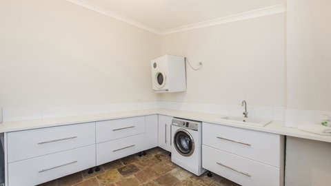 Leisurely Manor - Spacious Three Bedroom Home In Fremantle - Hotel NSW 9