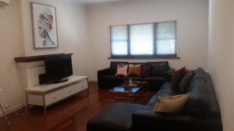 Leisurely Manor - Spacious Three Bedroom Home In Fremantle - Hotel NSW 5