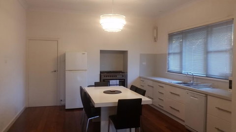 Leisurely Manor - Spacious Three Bedroom Home In Fremantle - Hotel NSW 3