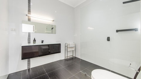 Leisurely Manor - Spacious Three Bedroom Home In Fremantle - Hotel NSW 8