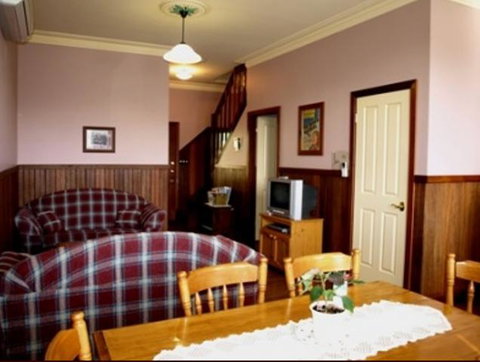 Pemberton Old Picture Theatre Holiday Apartments - Hotel NSW 3