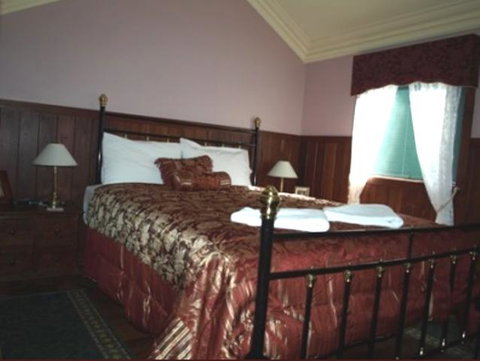 Pemberton Old Picture Theatre Holiday Apartments - Hotel NSW 4
