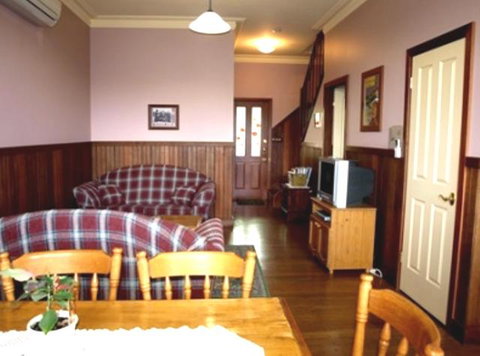 Pemberton Old Picture Theatre Holiday Apartments - Hotel NSW 5