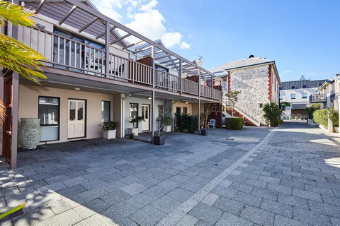 Fremantle Townhouse Unit 4 - Hotel NSW 1