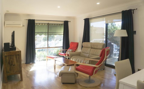 Relax, Bright & Airy Garden Villa - Hotel NSW 5
