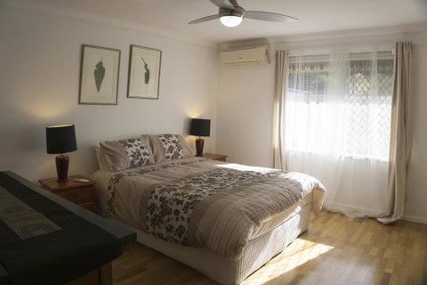 Relax, Bright & Airy Garden Villa - Hotel NSW 3