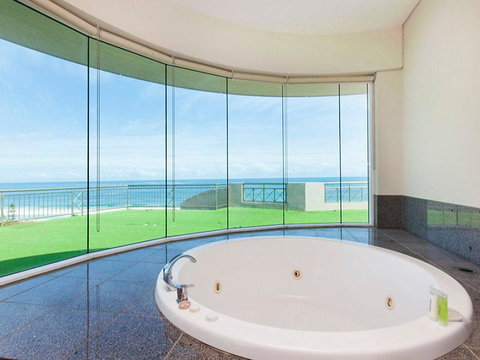 Beachfront Penthouse & Huge Terrace - Hotel NSW 4