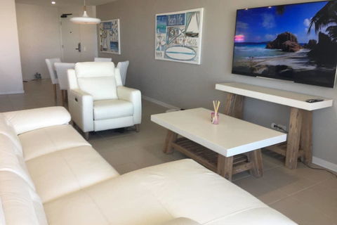 NEW UPMARKET COMFORTABLE 2 Bed, 2 Bath, OCEAN VIEWS, 250m To BUDDINA BEACH! - Hotel NSW 3