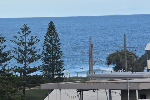 NEW UPMARKET COMFORTABLE 2 Bed, 2 Bath, OCEAN VIEWS, 250m To BUDDINA BEACH! - Hotel NSW 2