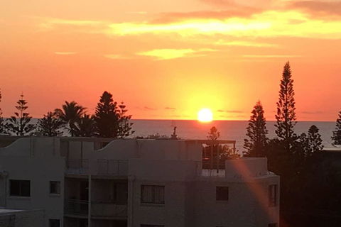 NEW UPMARKET COMFORTABLE 2 Bed, 2 Bath, OCEAN VIEWS, 250m To BUDDINA BEACH! - Hotel NSW 1