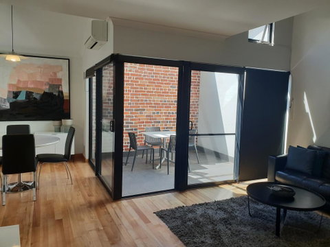 Pakenham Palace - Two Bedroom Converted Warehouse Apartment - Hotel NSW 1