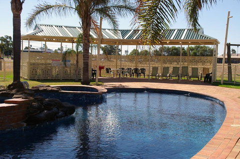 Pines Country Club Motor Inn - Hotel NSW 2