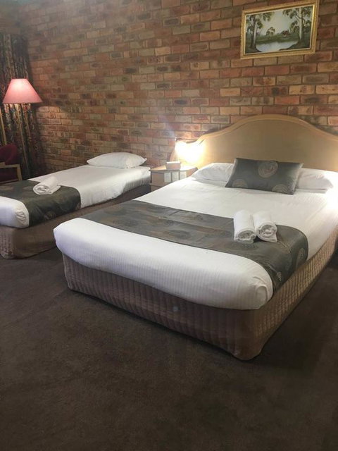 Pines Country Club Motor Inn - Hotel NSW 3