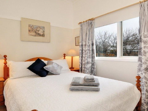 Plum Tree Cottage - Warm, Cosy & Walk To Town - Hotel NSW 3