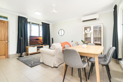 Private Pool, Big Backyard, Aircon - Paradise! - Hotel NSW 1