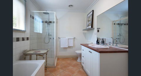 Roalies Farm House - Hotel NSW 2