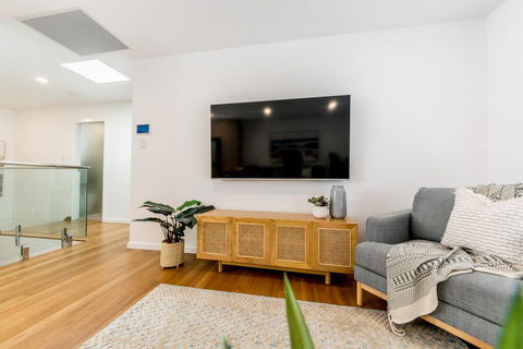 Sandcastle, 26a Winsor Street - Hotel NSW 2