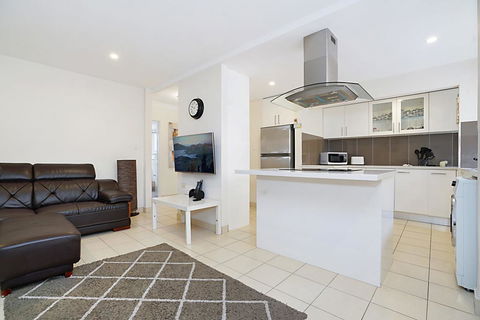 Sandhurst, Unit 2 - Hotel NSW 2