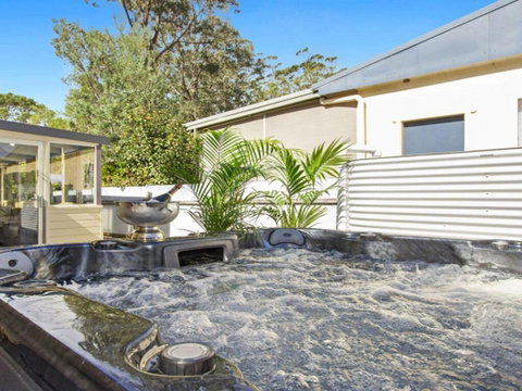 Sandy Shores - Character, Charm, Outdoor Spa - Hotel NSW 2