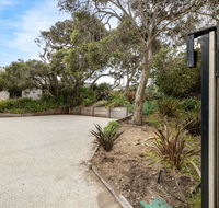 SeaSide Serenity tennis court  back beach - Hotel NSW