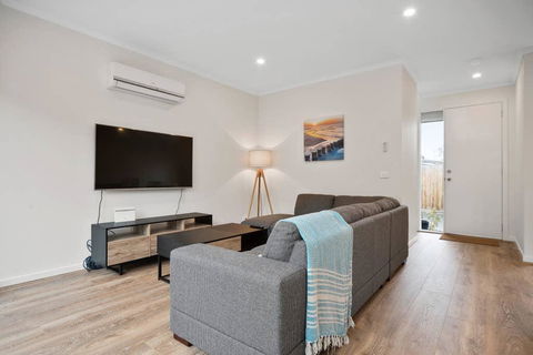 Sleek, Modern Capel Sound! - Hotel NSW 3