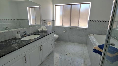 Spacious 2 Bedroom Unit, Private Bath, Kitchen, RV Parking On 5 Acres, 10 Min To Fraser Island Barge - Hotel NSW 2