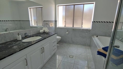 Spacious 2 Bedroom Unit, Private Bath, Kitchen, RV Parking On 5 Acres, 10 Min To Fraser Island Barge - Hotel NSW 2