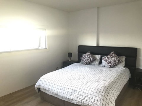 Spacious One Bedroom Apartment In Marrickville - Hotel NSW 3