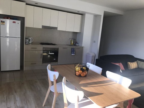 Spacious One Bedroom Apartment In Marrickville - Hotel NSW 1