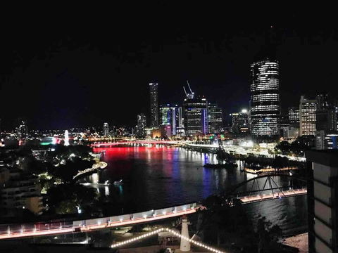 Spacious River Front 2 Bed Apt Central Location - Hotel NSW 3