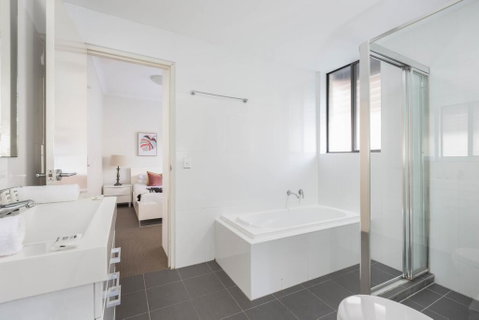 Spacious Two-Bedroom Apartment Near Hospital - Hotel NSW 3