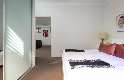 Spacious Two-Bedroom Apartment Near Hospital - Hotel NSW 2