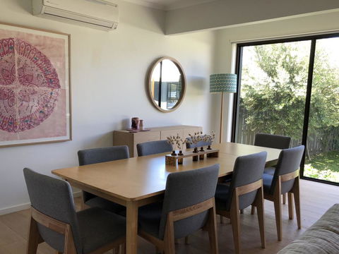 Spray Point Beach House: Entertaining Deck - Hotel NSW 1